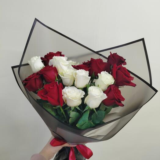 Ramo rojo y blanco de 17 rosas