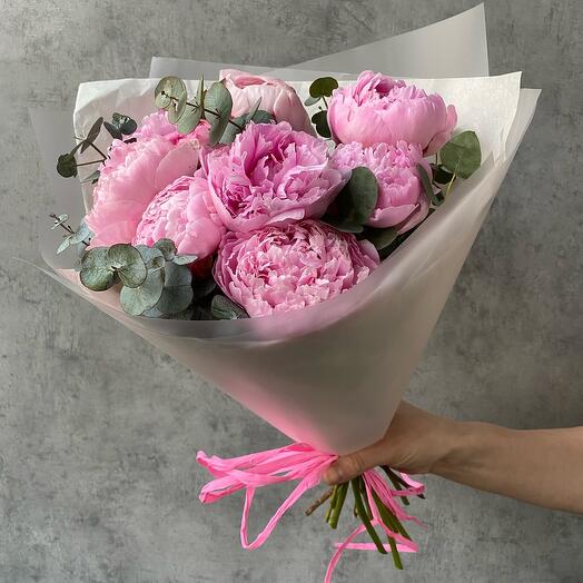 Monobucket of 9 peonies with eucalyptus