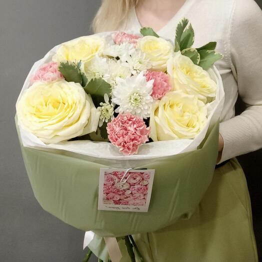 Bouquet "Stefania" con rosas en forma de peonía, crisantemo y Dianthus