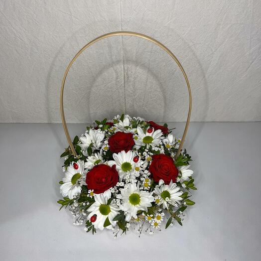 Cesta de rosa y crisantemo