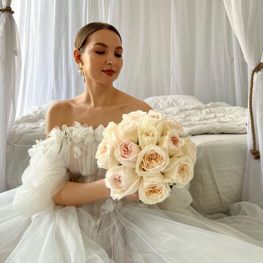 Букет невесты из 15 пионовидных роз сорта White Ohara