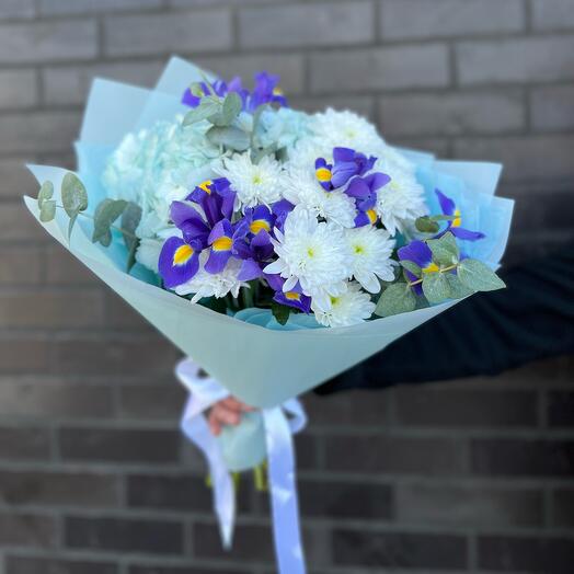 Delicate bouquet of Hydrangeas and irises