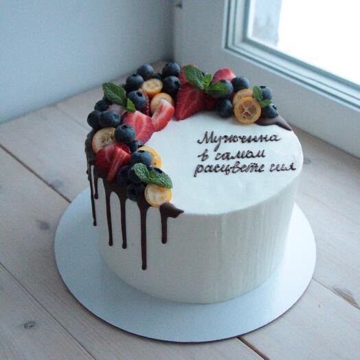 Торт с надписью и ягодным венком