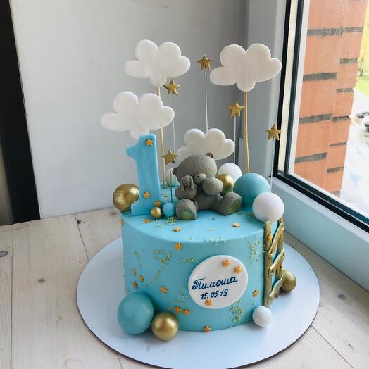 Pastel con oso de chocolate en las nubes