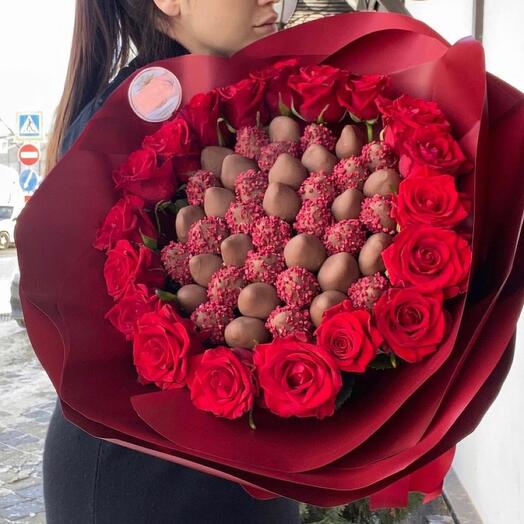 Розы с клубникой в шоколаде