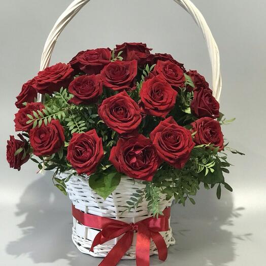 Böyük bir səbətdə qırmızı qızılgüllər