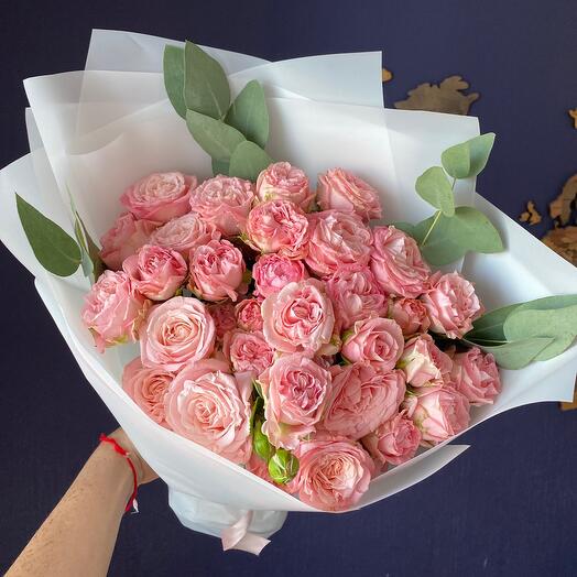 Букет из пионовидной кустовой розы