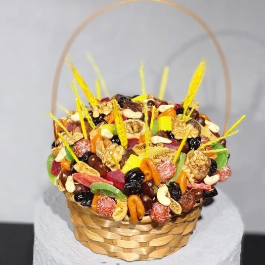 Корзина с сухофруктами и сладостями