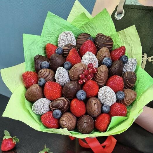 Bouquet of strawberries in chocolate Mix