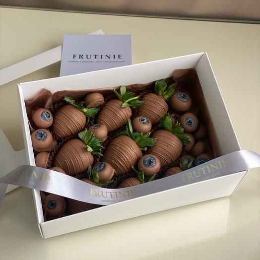 Fresas cubiertas de chocolate y arándanos cubiertos de chocolate