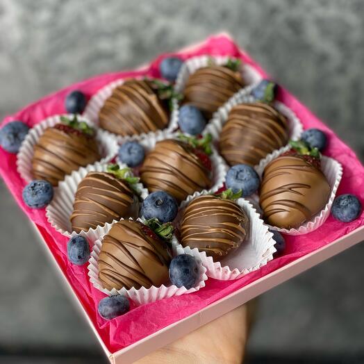 Клубника в шоколаде 9 шт + голубика