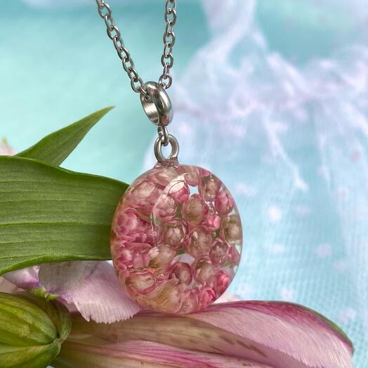 Colgante con flores secas