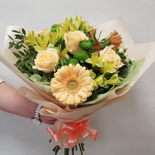 Кремовая роза с герберой