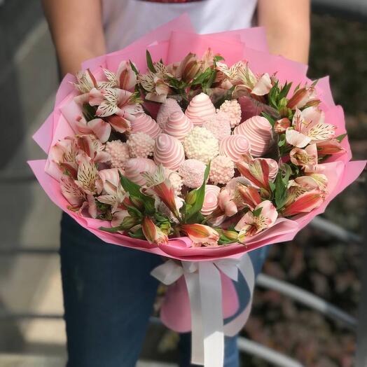 Розовый букет 💐с клубникой в шоколаде и цветами