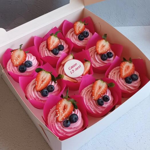 Капкейки с клубникой на день рождения