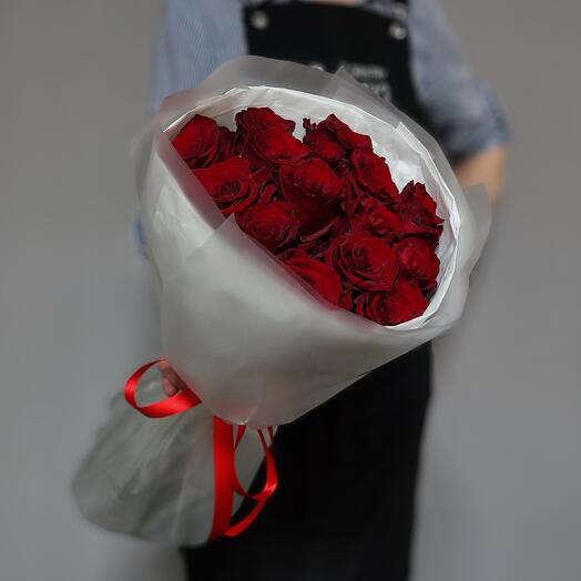 15 rosas rojas clásicas en un vestido blanco