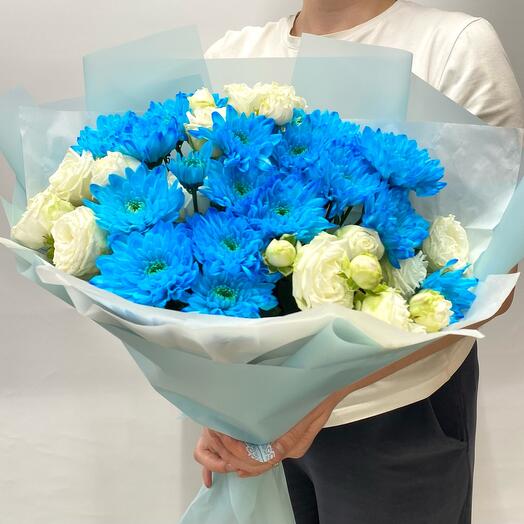 Ramo de crisantemos azules y rosas arbustivas