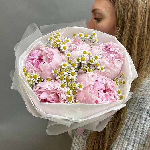 Пионы с ромашками