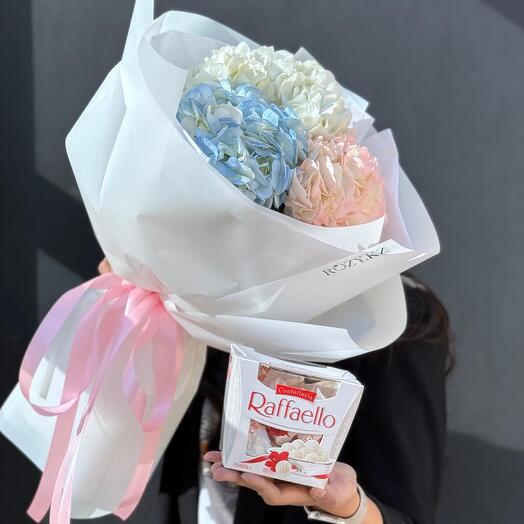 Моно букет из гортензий и Рафаэло