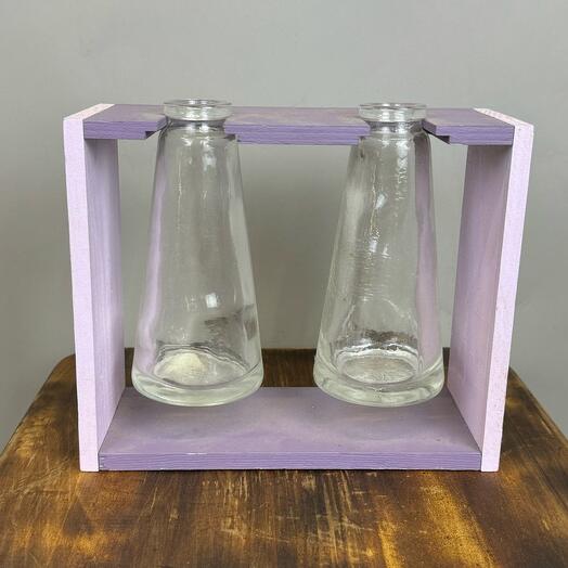 Вазы в деревянном ящике