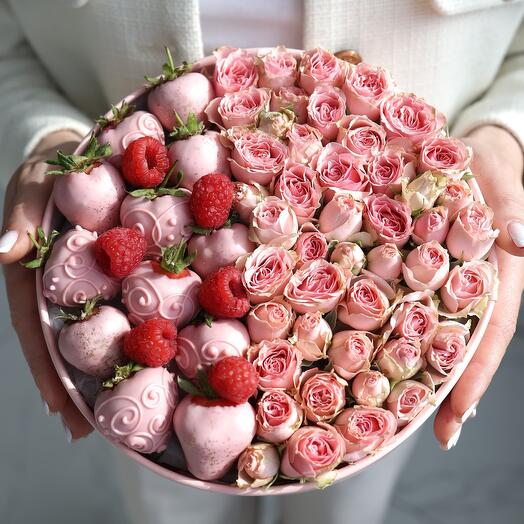Набор из клубники в шоколаде с кустовыми розами "Pink"