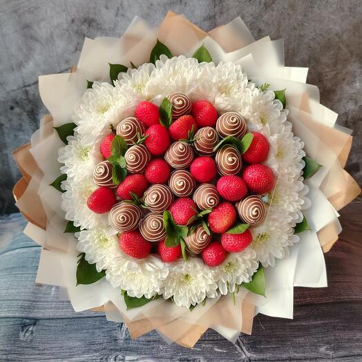 Букет из клубники, клубники в шоколаде и цветов "Нежный клубничный Премиум"