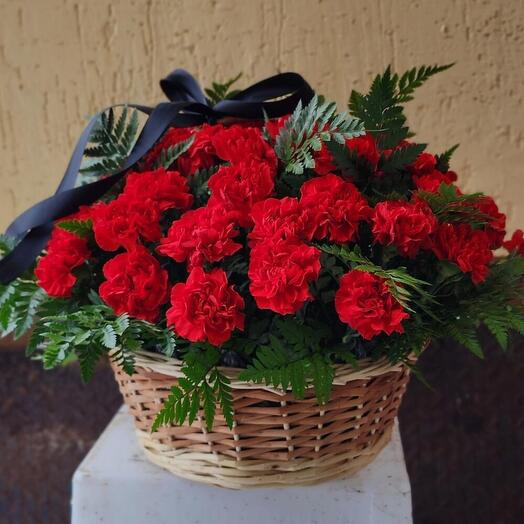 Траурная корзина с гвоздикой