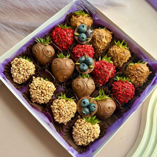 Juego de fresas cubiertas de chocolate con arándanos medianos