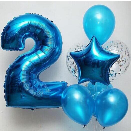 Фонтан из синих металлизированных шаров с цифрой