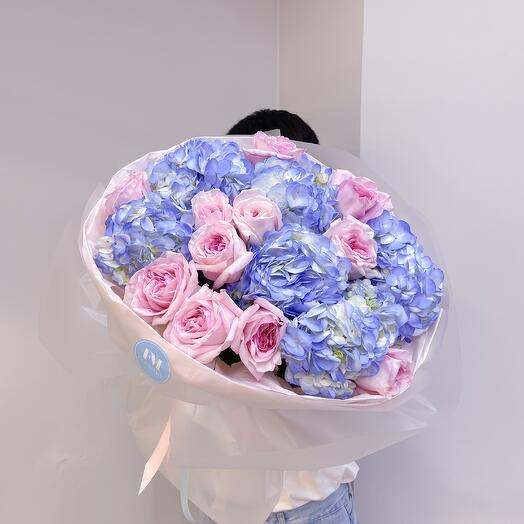 Букет из пионовидных роз и гортензии