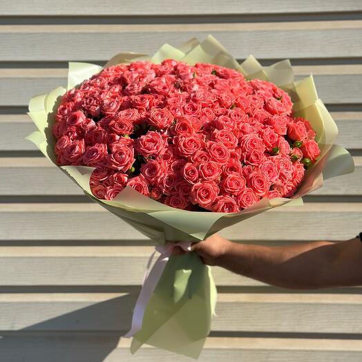 Букет из коралловых кустовых роз