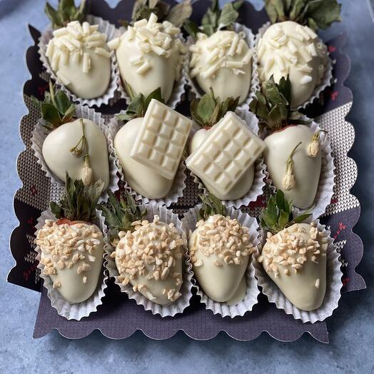 Strawberries in white chocolate (9-12 pieces)