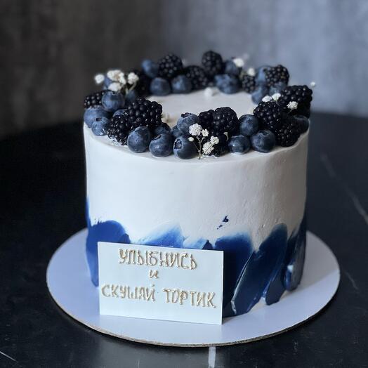 Торт 1,5кг с ежевикой, голубикой и шоколадной табличкой