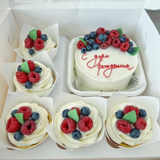 Набор бенто торт и ассорти капкейков ко дню рождения с сезонными ягодами