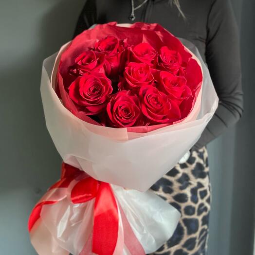 Букет из красных роз в воздушной упаковке