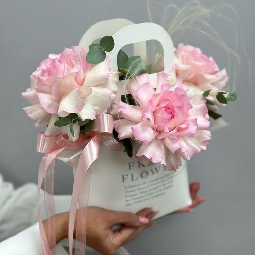 Французские ажурные  розы с эвкалиптом в сумочке «На стиле»