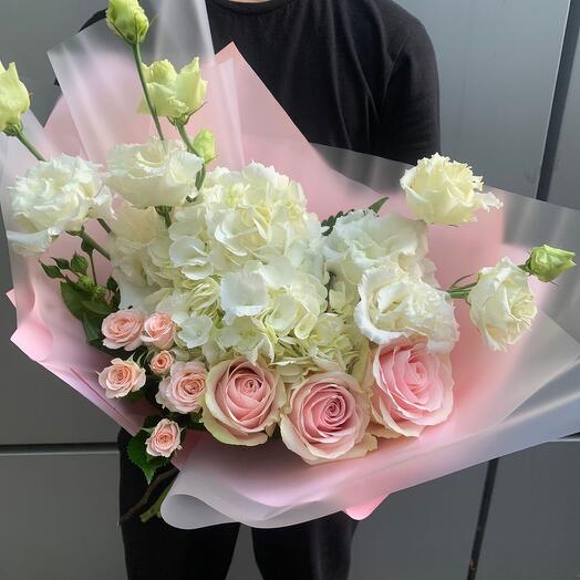 Нежный букет из роз ,гортензии и эустомы 💗