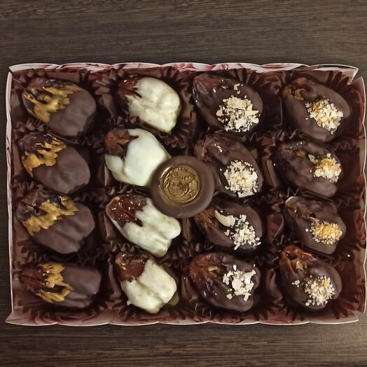Un gran conjunto de fechas reales cubiertas de chocolate