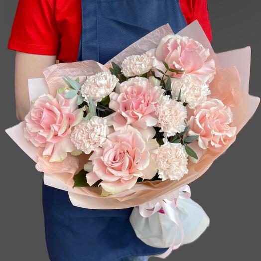 Букет с французскими розами и диантусом