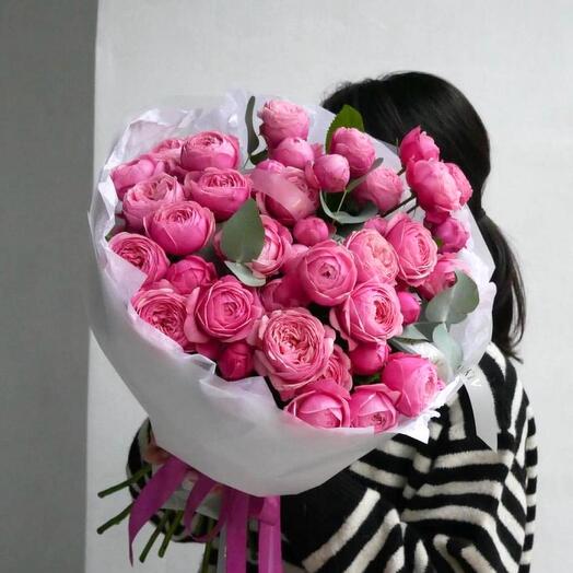 Bouquet of 19 bushy peony-shaped roses with eucalyptus Silva pink