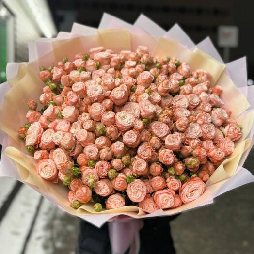 Большой букет из пионовидных кустовых роз