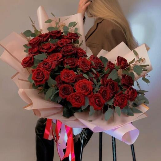 Розы с зеленью а стильной упаковке