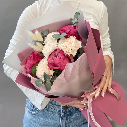 Ramo de rosas peonías, Dianthus, lagurus