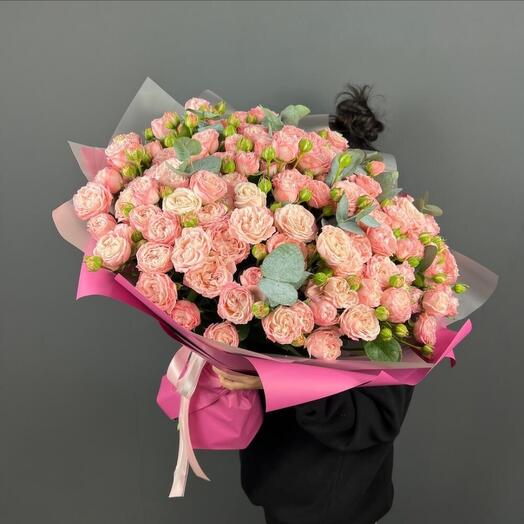 Букет «39 пионовидных кустовых роз с эвкалиптом