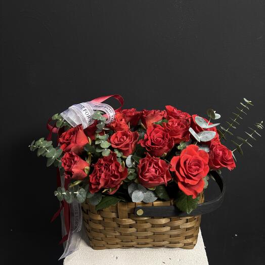 Корзина «The Glade of Love» с красными розами и эвкалиптом