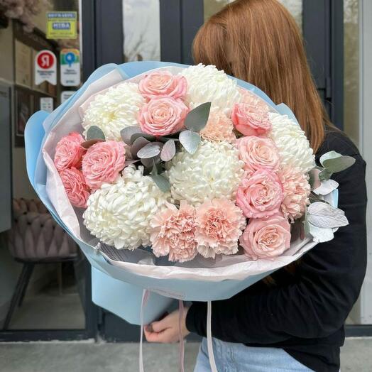 Нежный букет с хризантемами, розами и гвоздиками