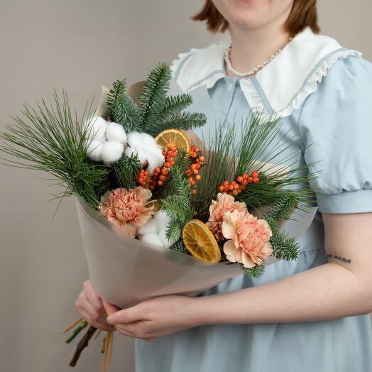Зимний букет с разной хвоей и ягодами илекса "Заводной апельсин"