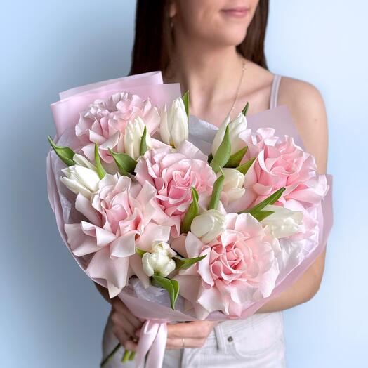 Стильный нежный букет французские розы и тюльпаны