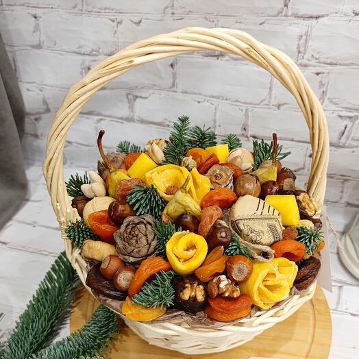 Корзина с сухофруктами и медом