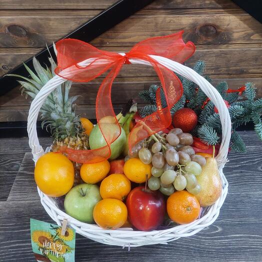 Корзина с фруктами и елью